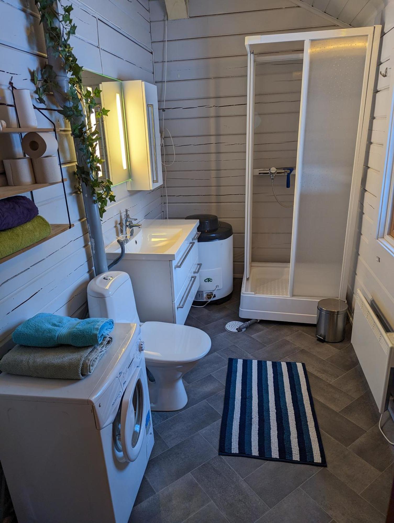 Tommy And Ailins Apartment Overbygd